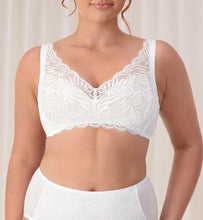 Load image into Gallery viewer, Triumph  Essential Lace Wirefree Bra (White)
