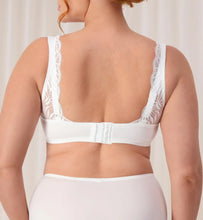 Load image into Gallery viewer, Triumph  Essential Lace Wirefree Bra (White)
