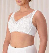 Load image into Gallery viewer, Triumph  Essential Lace Wirefree Bra (White)
